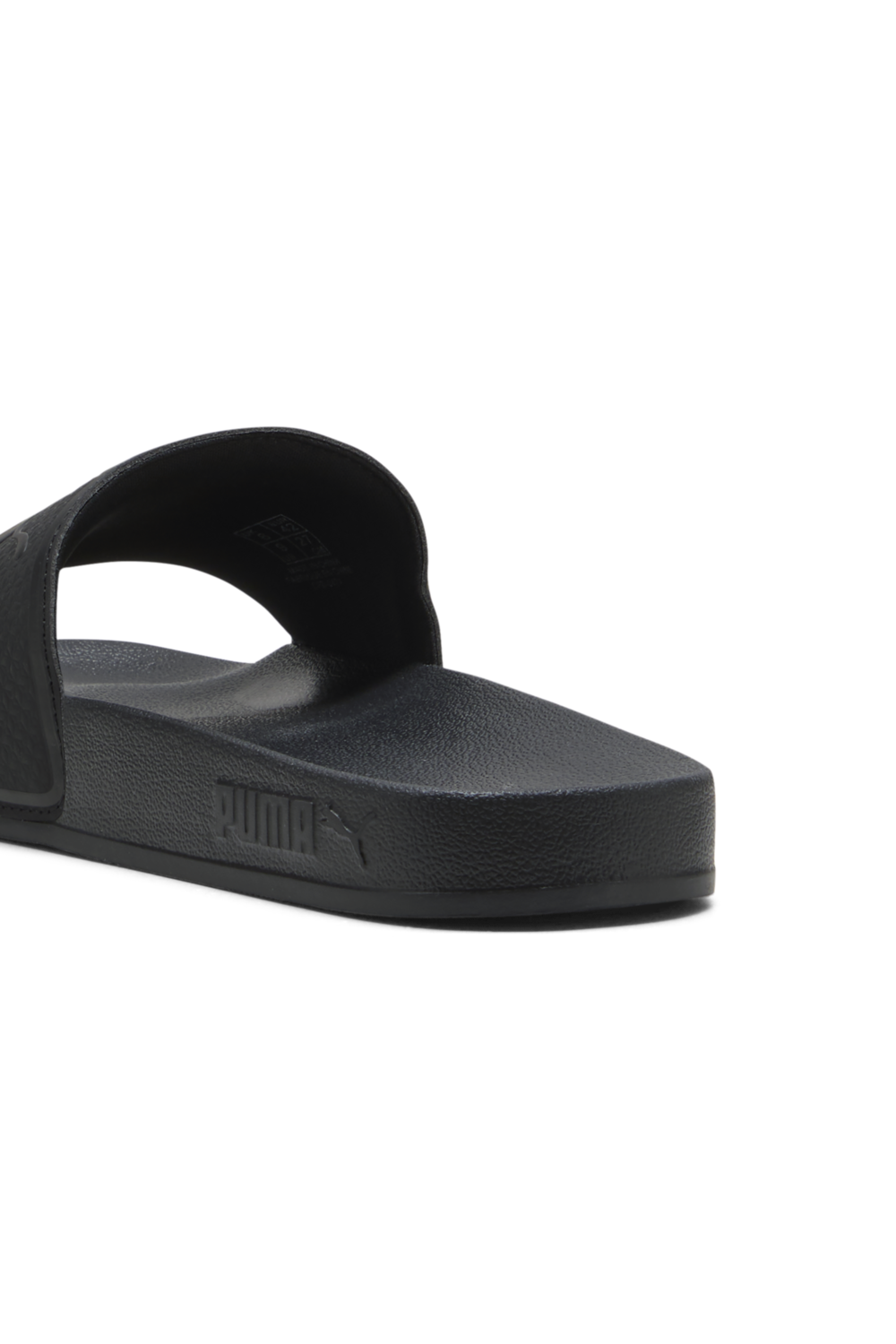 תמונת תקריב של כפכפי סליידס