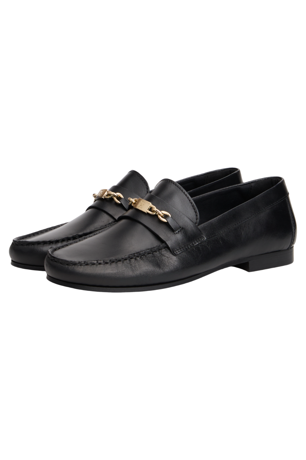 תמונת תקריב של נעלי מוקסינים עור