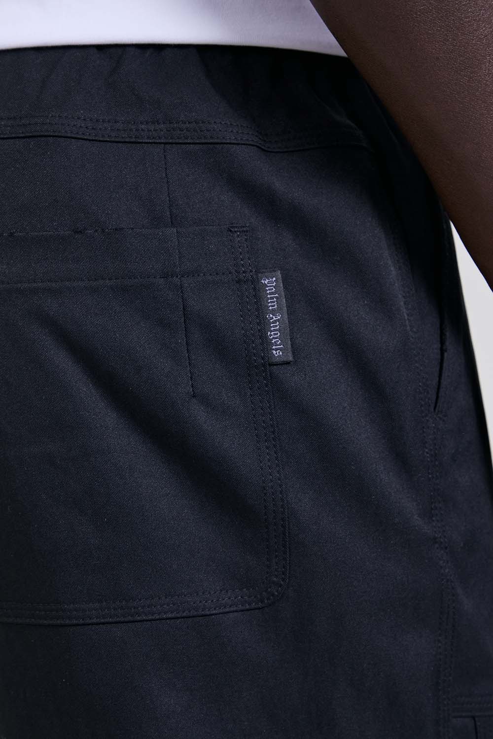 תמונת תקריב דוגמן של מכנסיים ארוכים