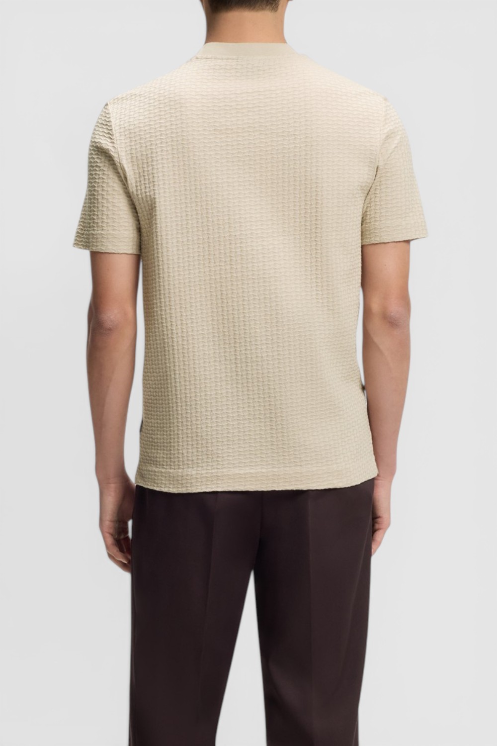 תמונת דוגמן אחורית של חולצת טי בגזרה ישרה