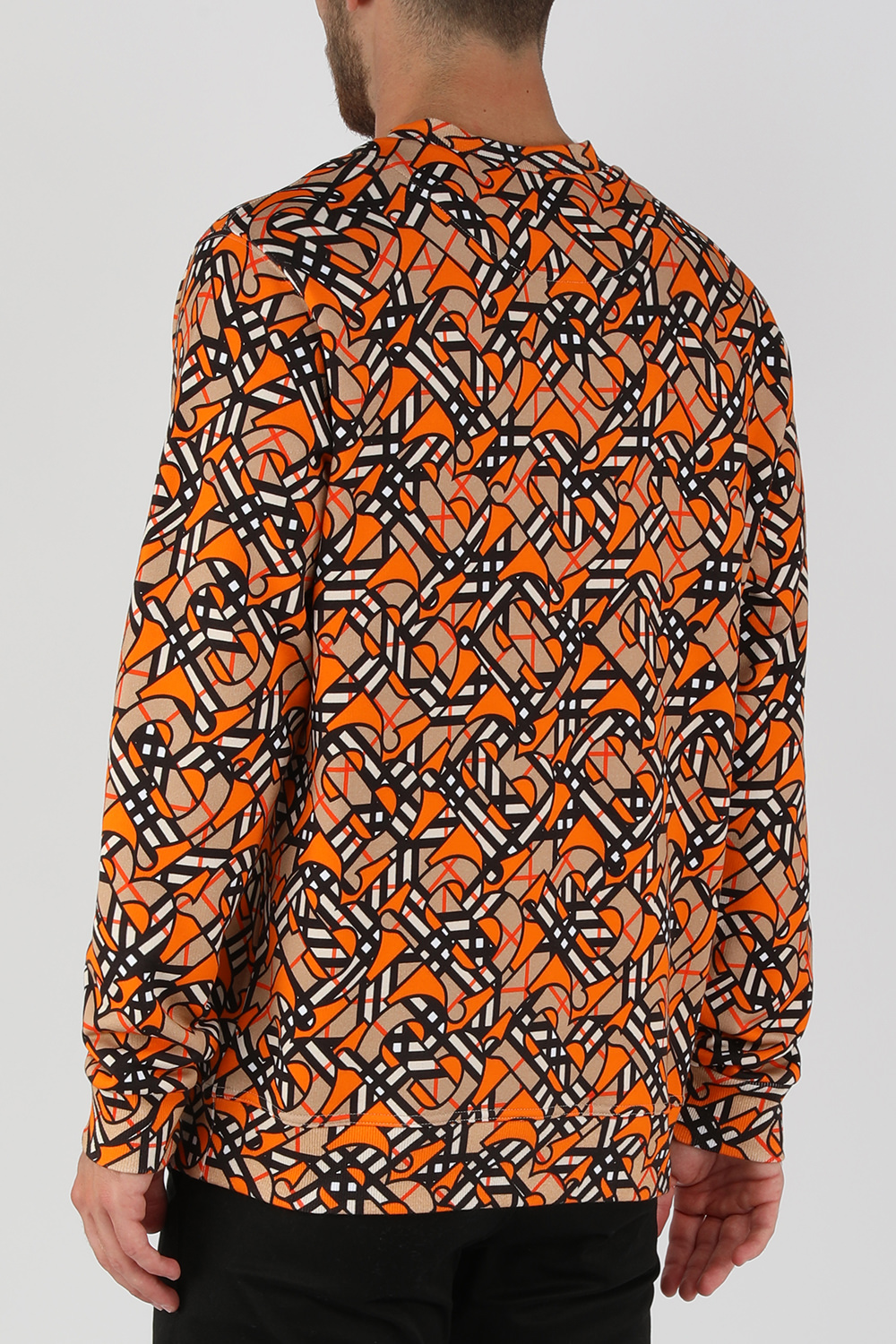 תמונת דוגמן אחורית של סווטשירט עם פרינט מונוגרמי ולוגו פאץ'