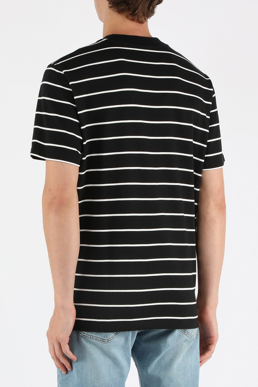 תמונת דוגמן אחורית של חולצת טי עם לוגו רקום והדפס פסים