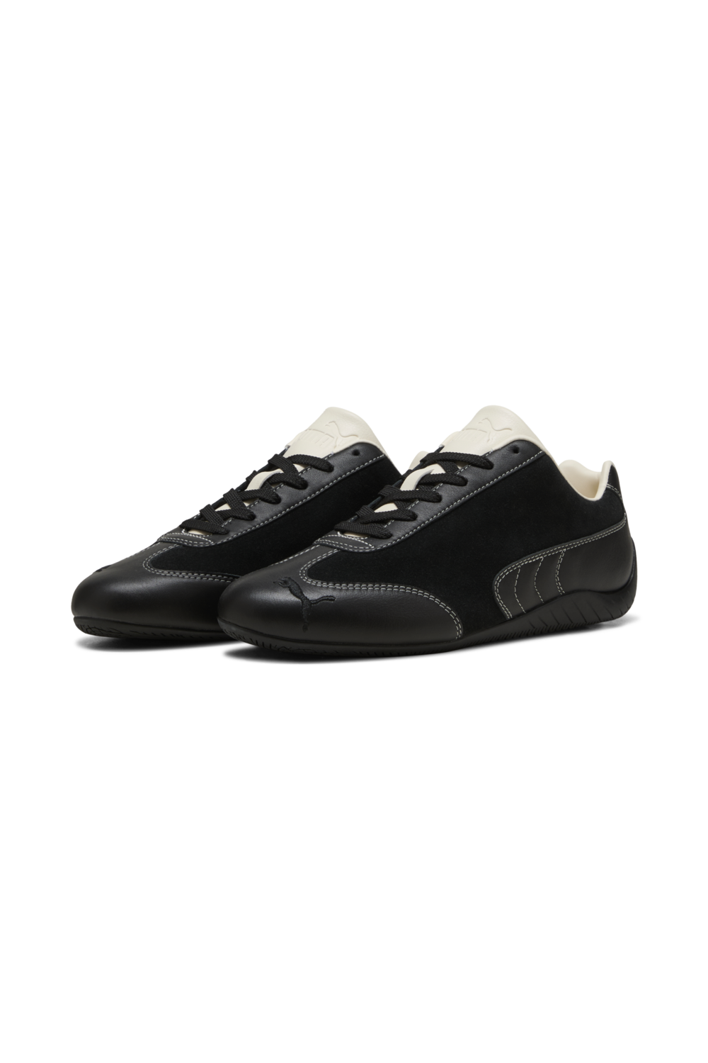 תמונת תקריב של נעלי סניקרס ספידקאט