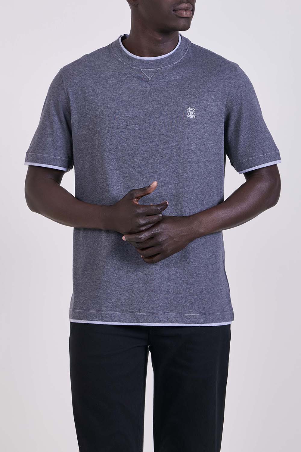 תמונת דוגמן קידמית של חולצת טי בגזרה ישרה