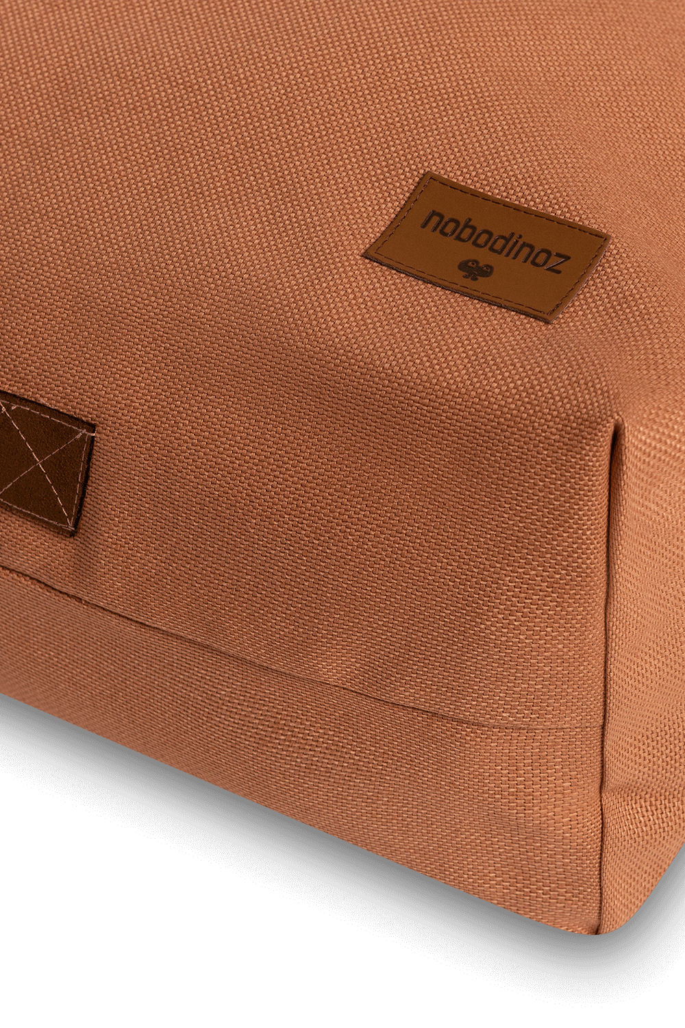 תמונה אחורית של פוף גיאומטרי גדול