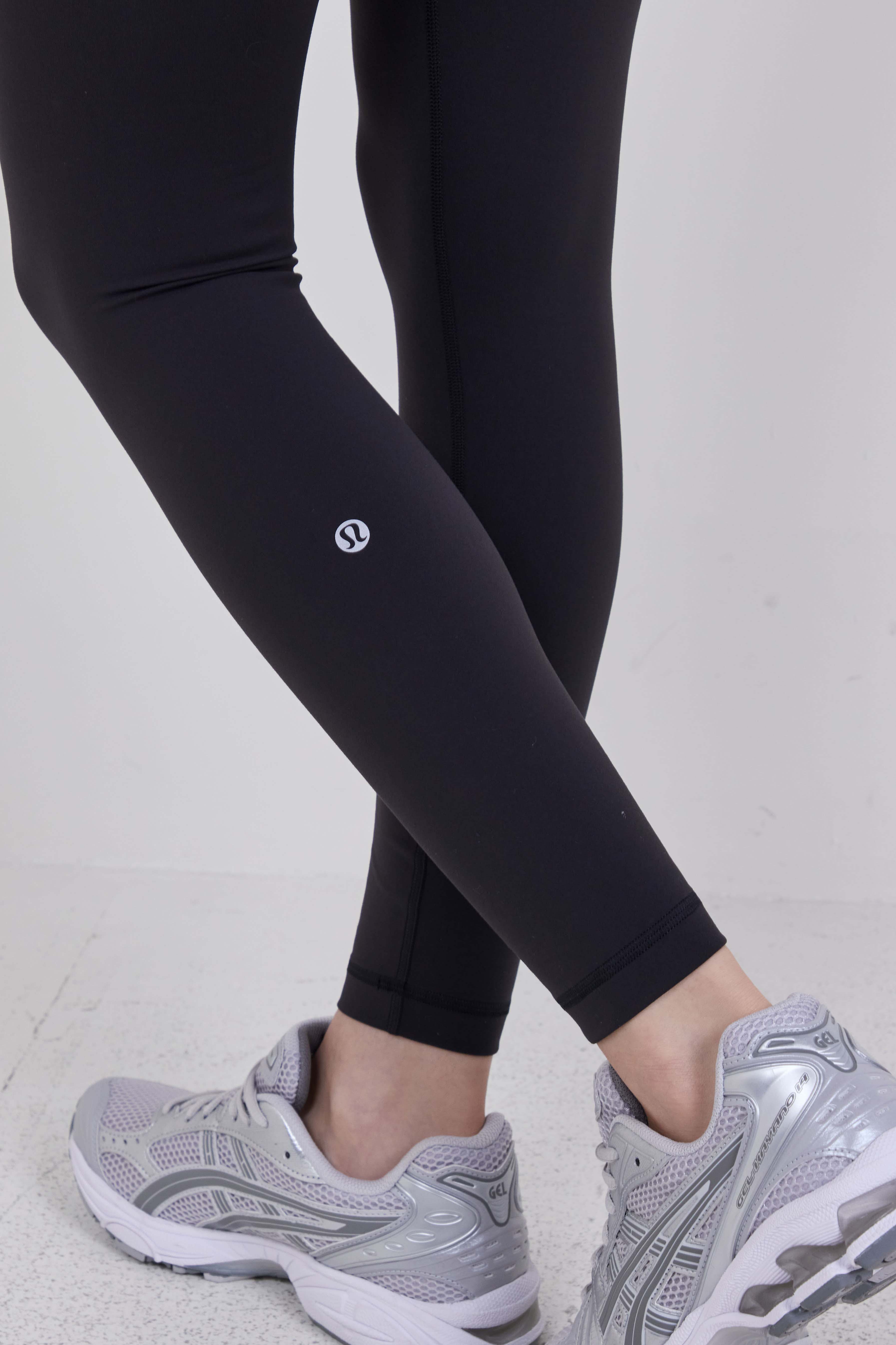 תמונת תקריב דוגמן של Wunder Train Contour Fit High-Rise Tight 25''