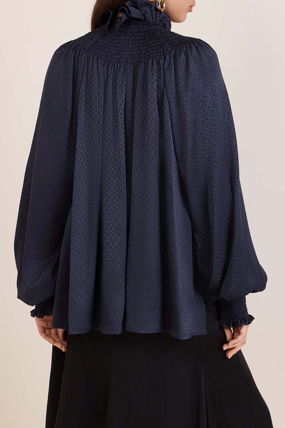 תמונת דוגמן אחורית של חולצה רומנטית