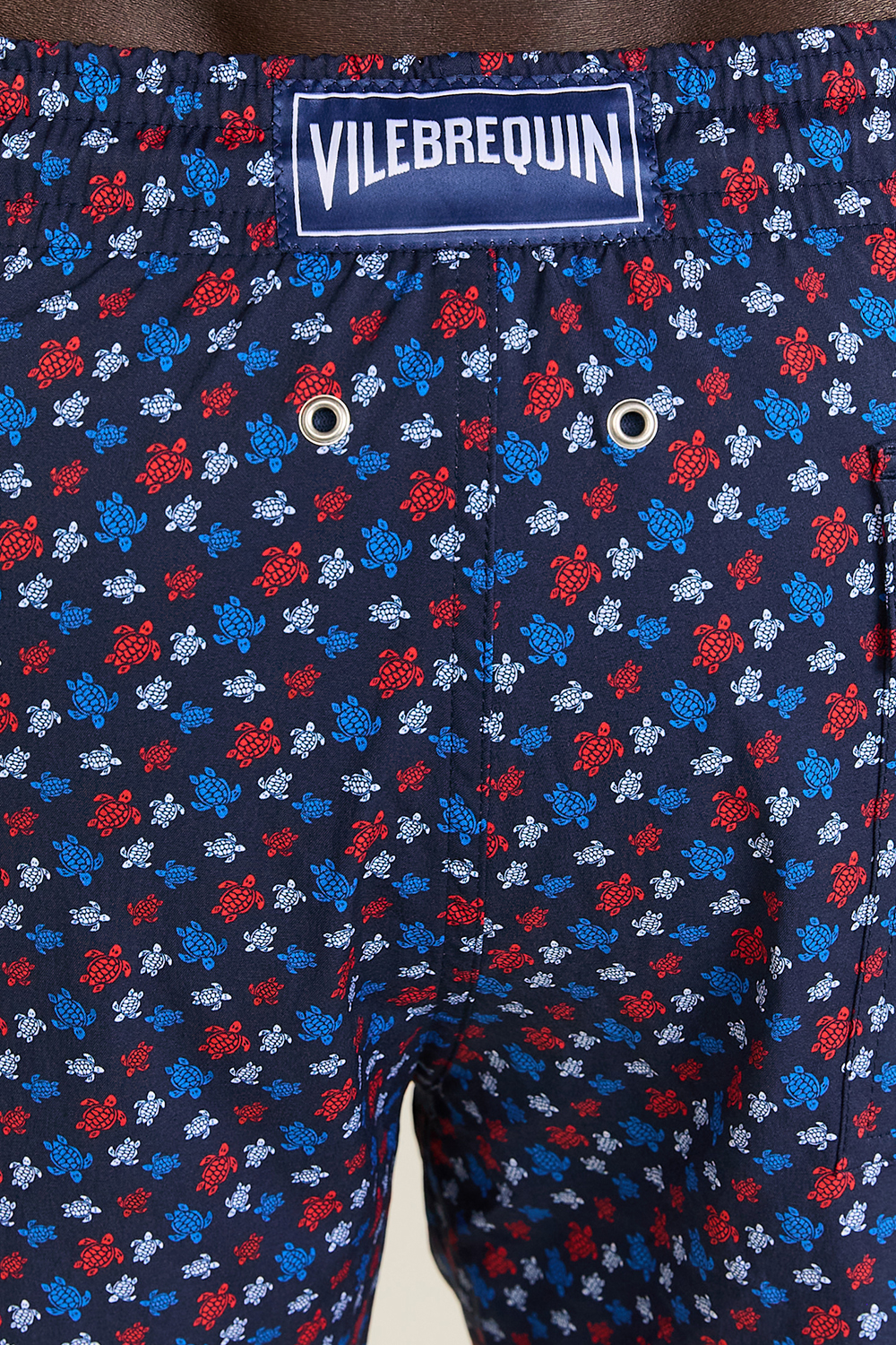 תמונת תקריב דוגמן של מכנסי בגד ים מוריס