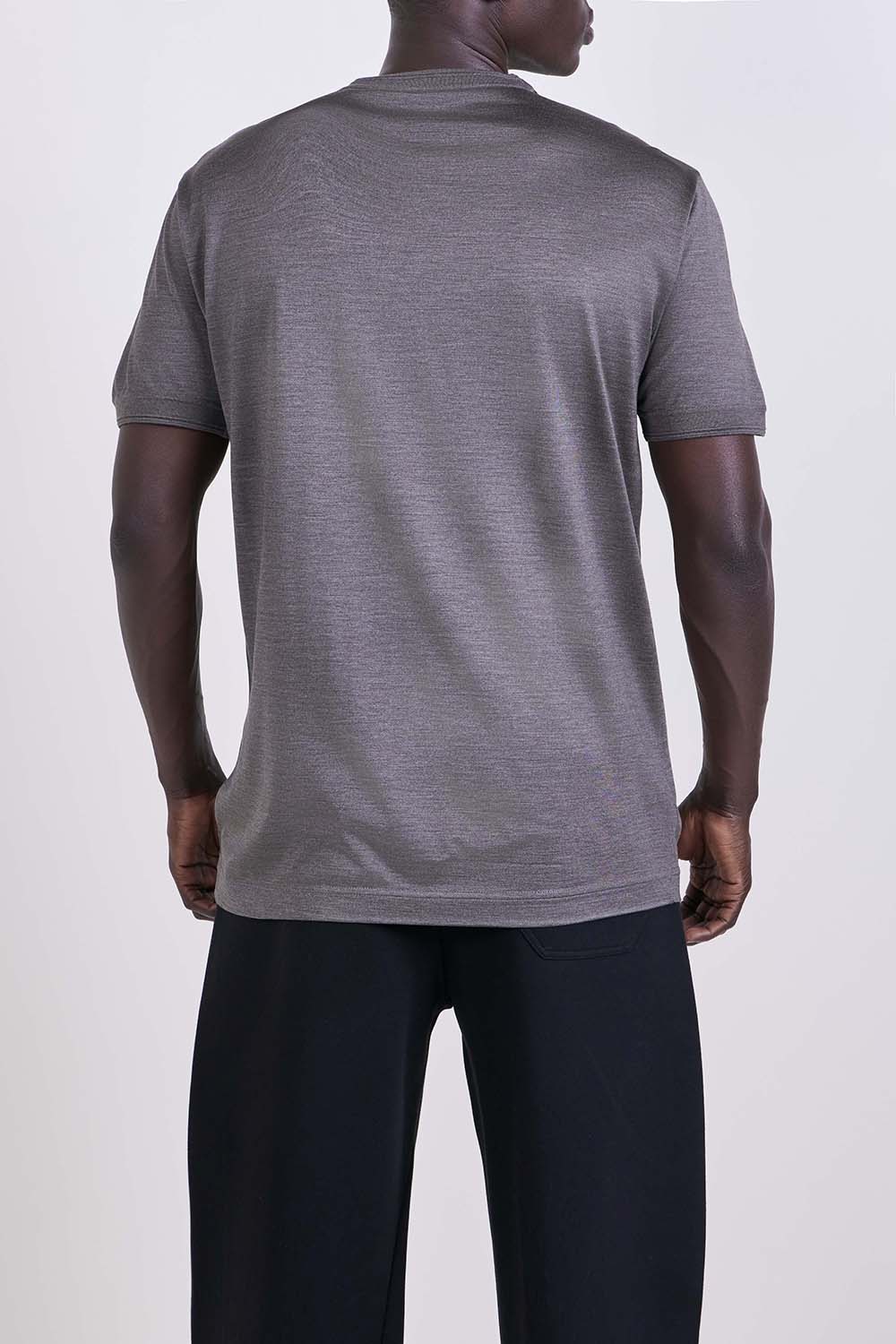 תמונת דוגמן אחורית של חולצת טי משי