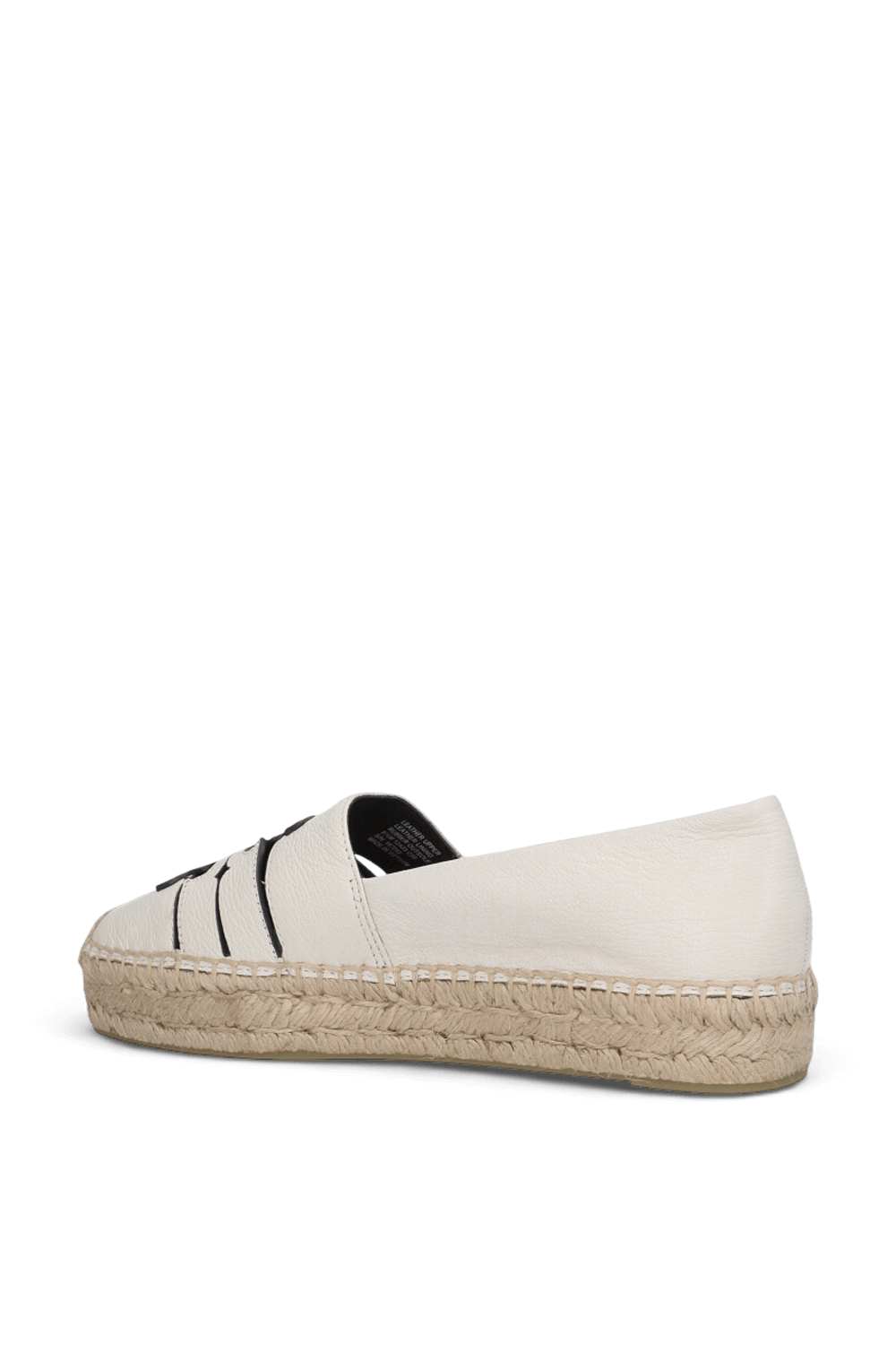 תמונה אחורית של נעליים שטוחות