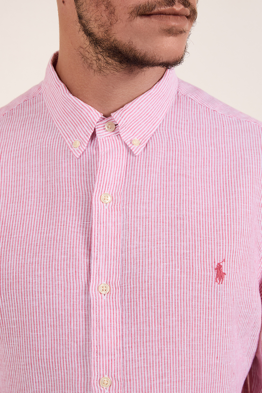 תמונת תקריב דוגמן של חולצת כפתורים מפשתן