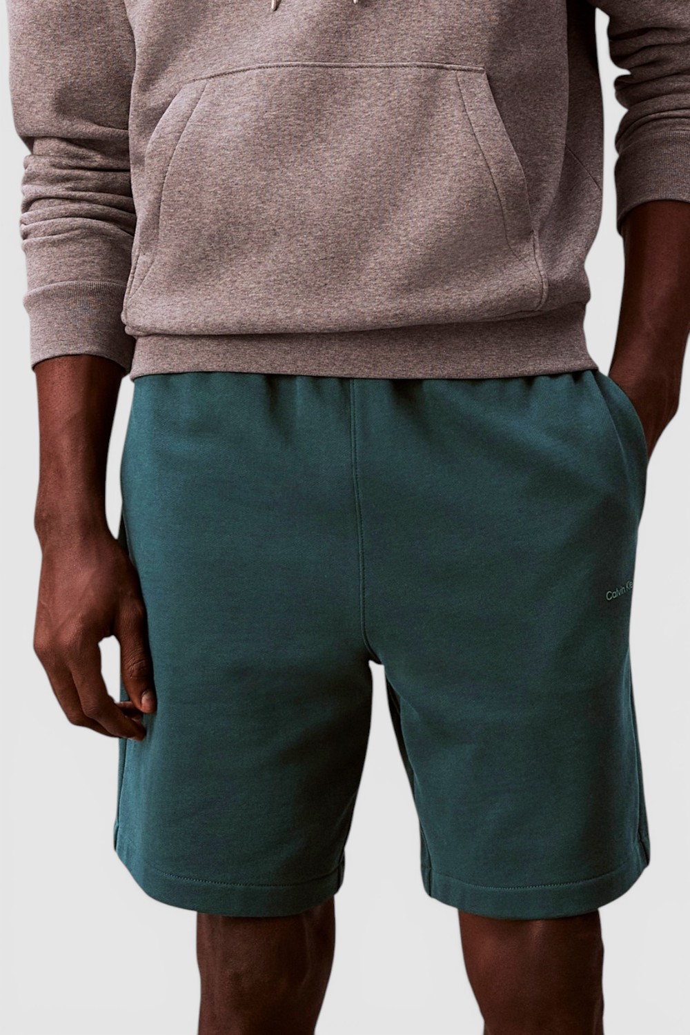 תמונת דוגמן קידמית של מכנסי ג'וגר קצרים