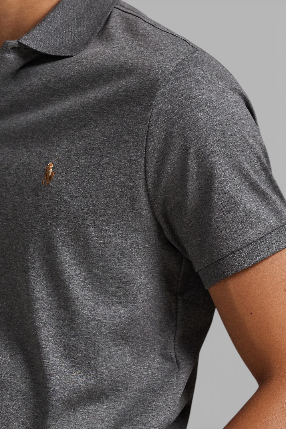 תמונת תקריב דוגמן של חולצת פולו