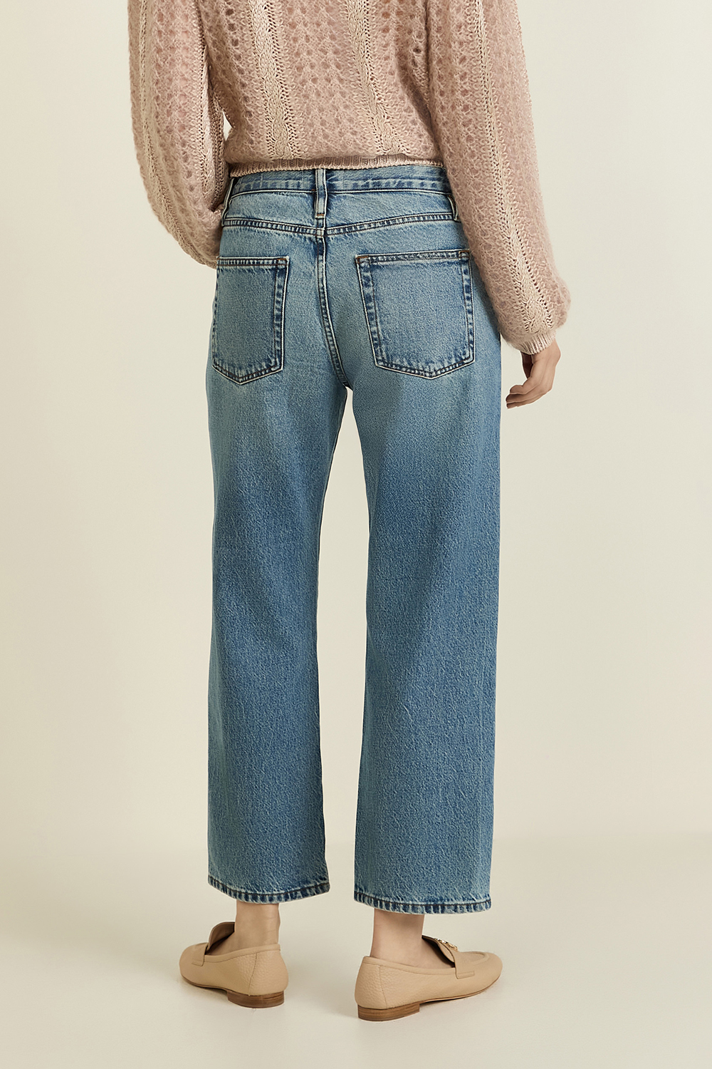 תמונת דוגמן אחורית של מכנסי ג'ינס בגזרת קרופ ישרה