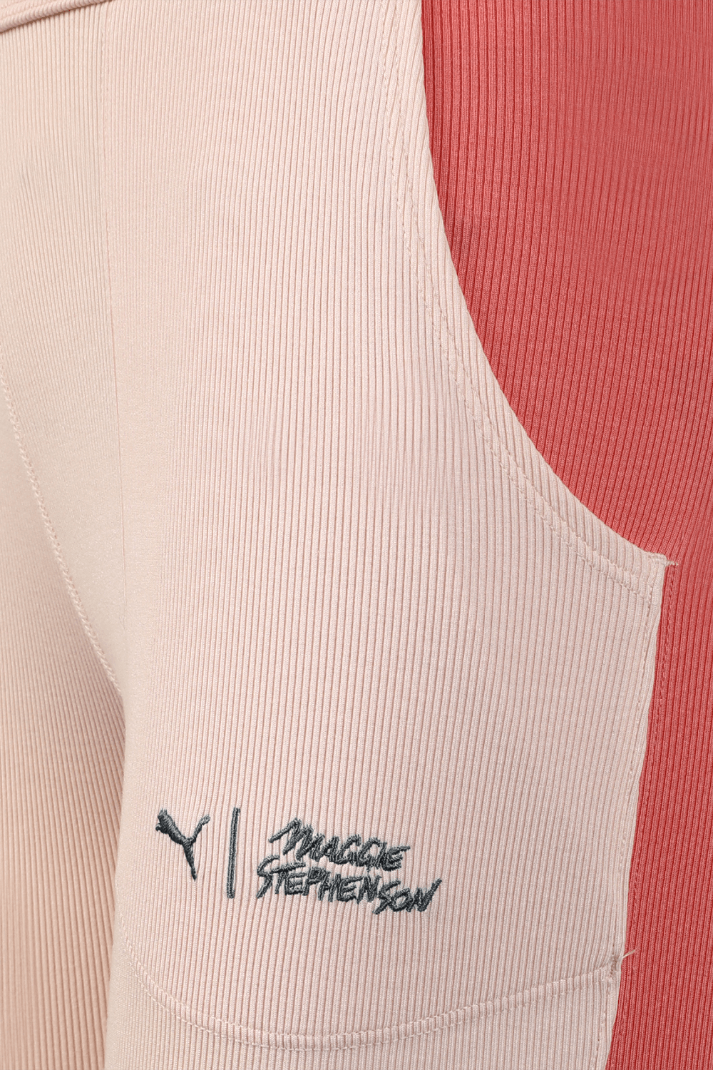 תמונה אחורית של טייץ פומה X מגי