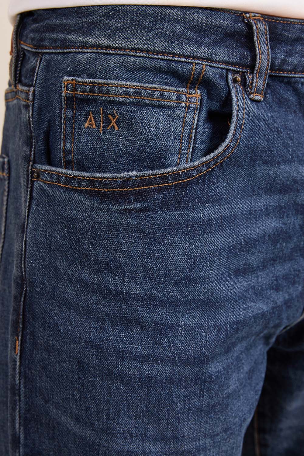 תמונת תקריב דוגמן של מכנסי ג'ינס