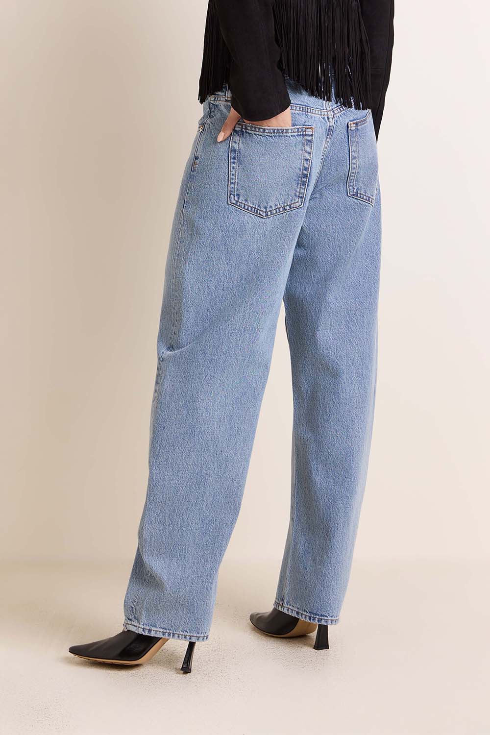 תמונת דוגמן אחורית של מכנסי ג'ינס בגזרת בלון