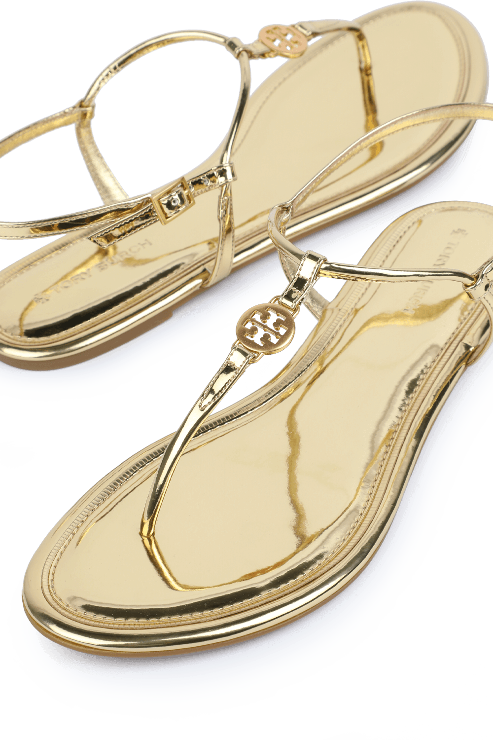 תמונת תקריב של סנדלי אמי בזהב