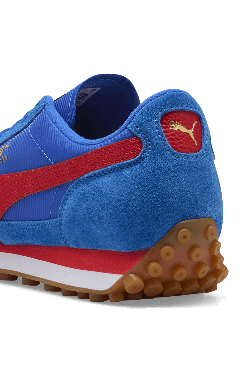 תמונת תקריב של נעלי סניקרס איזי ריידר