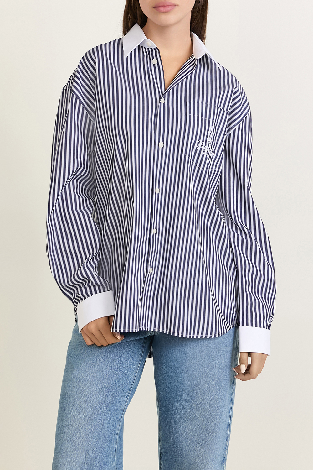 תמונת דוגמן קידמית של חולצה מכופתרת אוברסייז