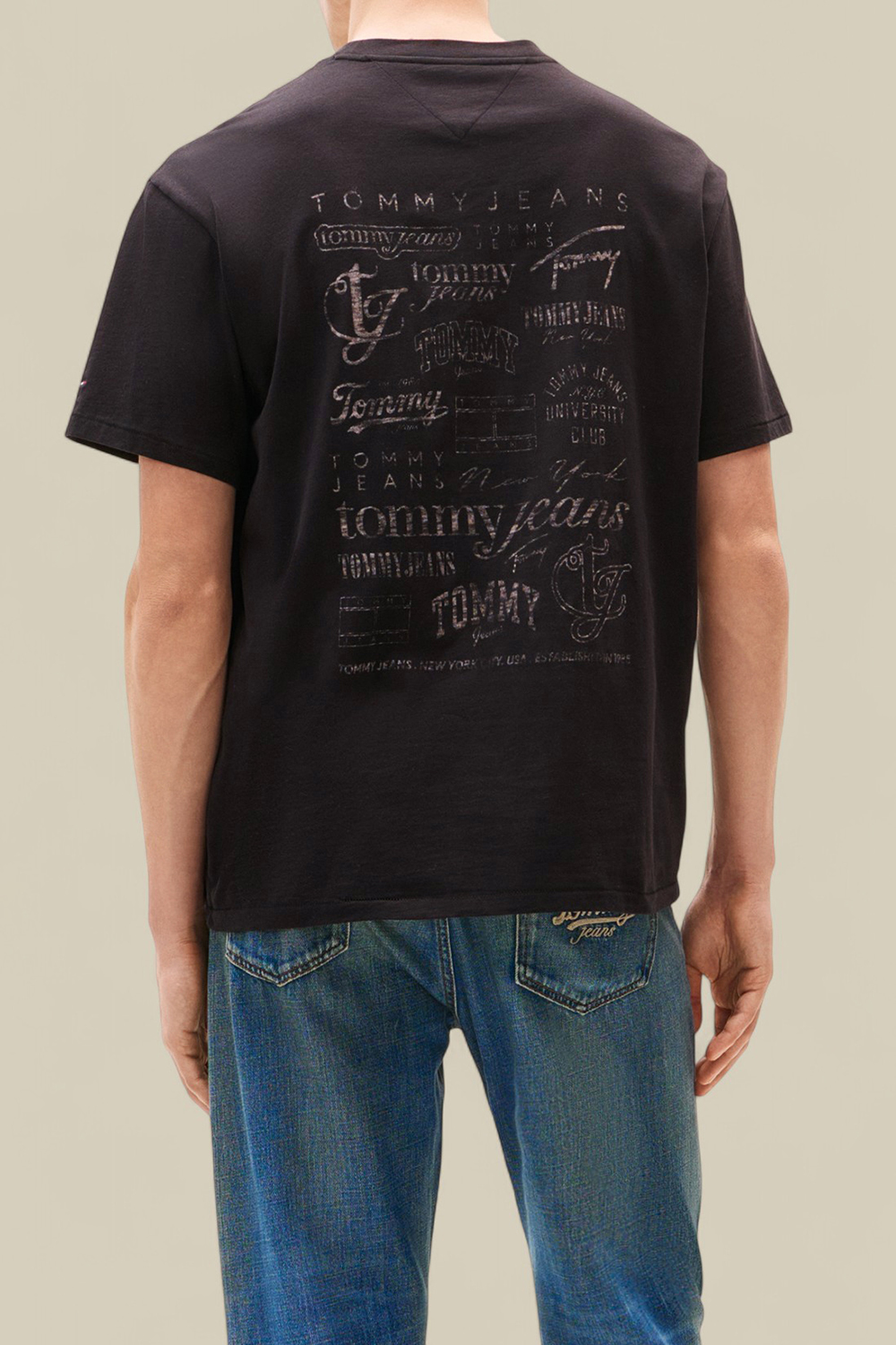 תמונת דוגמן אחורית של חולצת טי