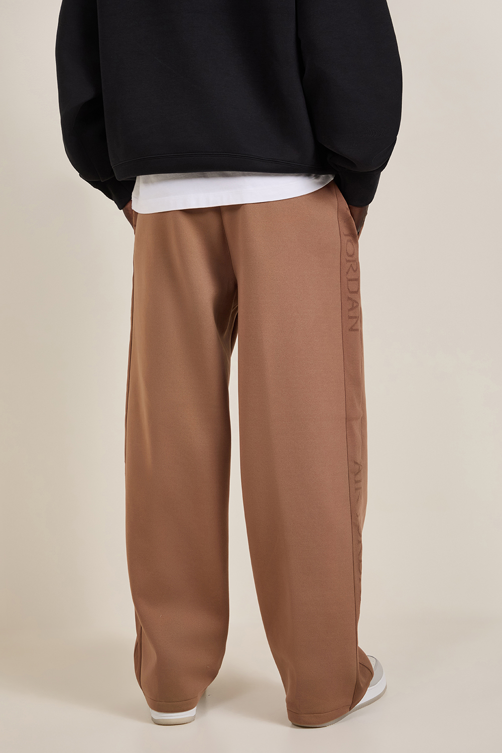 תמונת דוגמן אחורית של מכנסי ג'וג אייר ג'ורדן