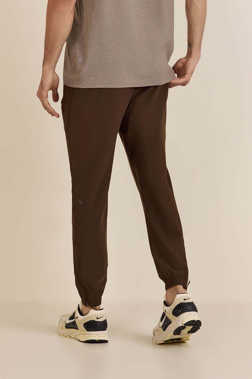 תמונת דוגמן אחורית של Pace Breaker Jogger Regular