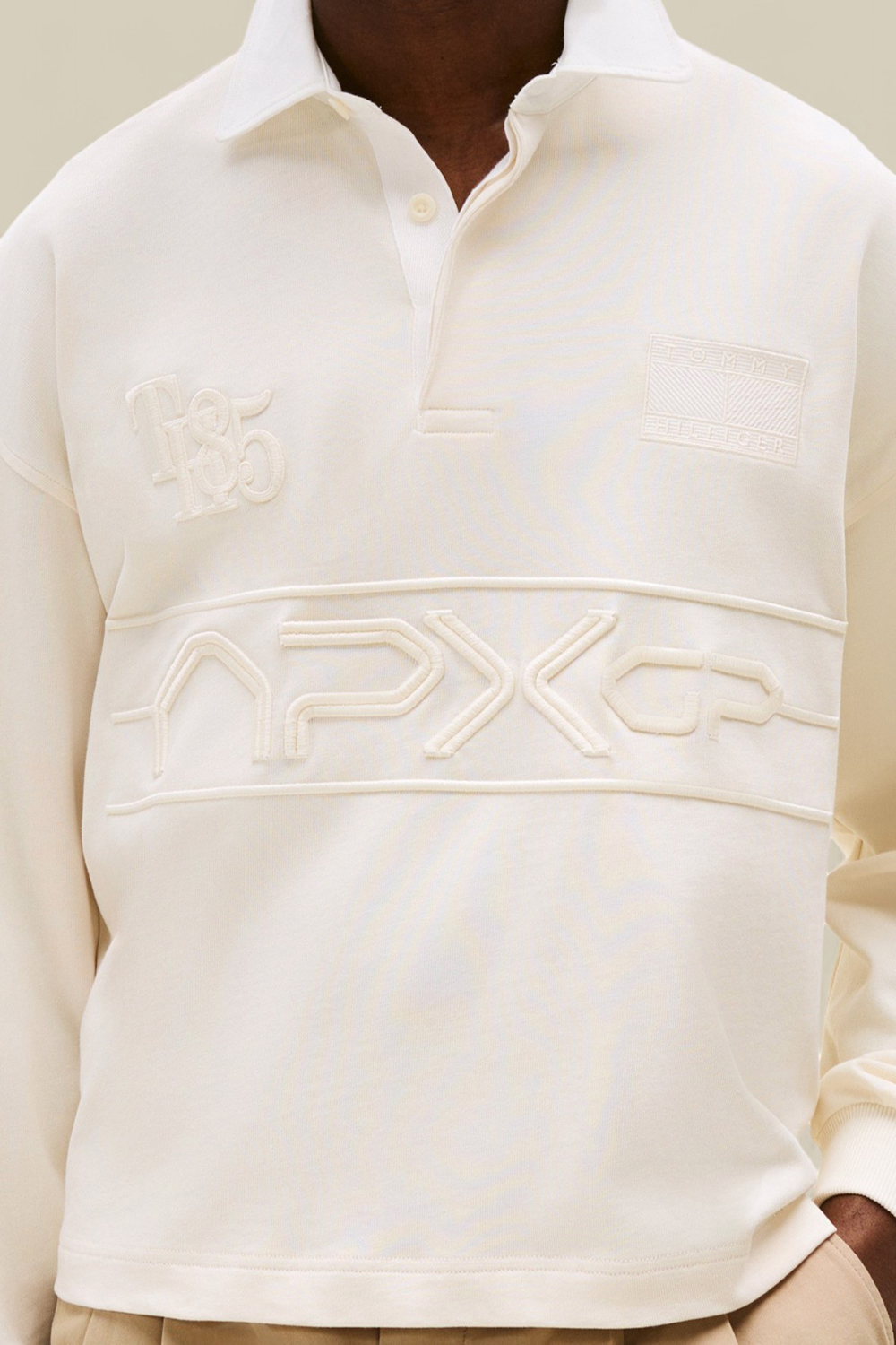 תמונת תקריב דוגמן של טומי הילפיגר X סרט פורמולה 1 חולצת פולו