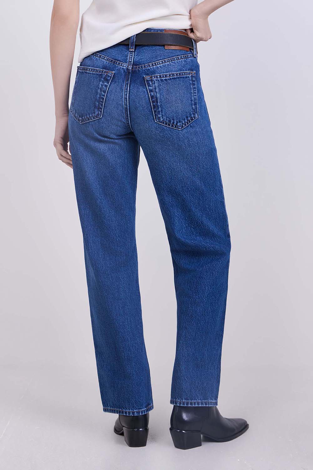 תמונת דוגמן אחורית של מכנסי ג'ינס בגזרה ישרה