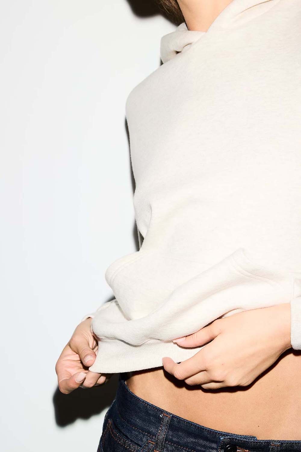 תמונת דוגמן אחורית של CLASSIC PULLOVER HOODIE