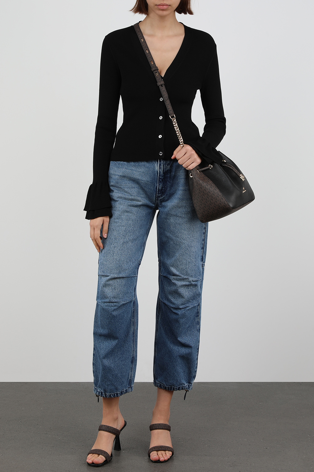 תמונת דוגמן קידמית של תיק באקט מעור מגורען בגוון שחור