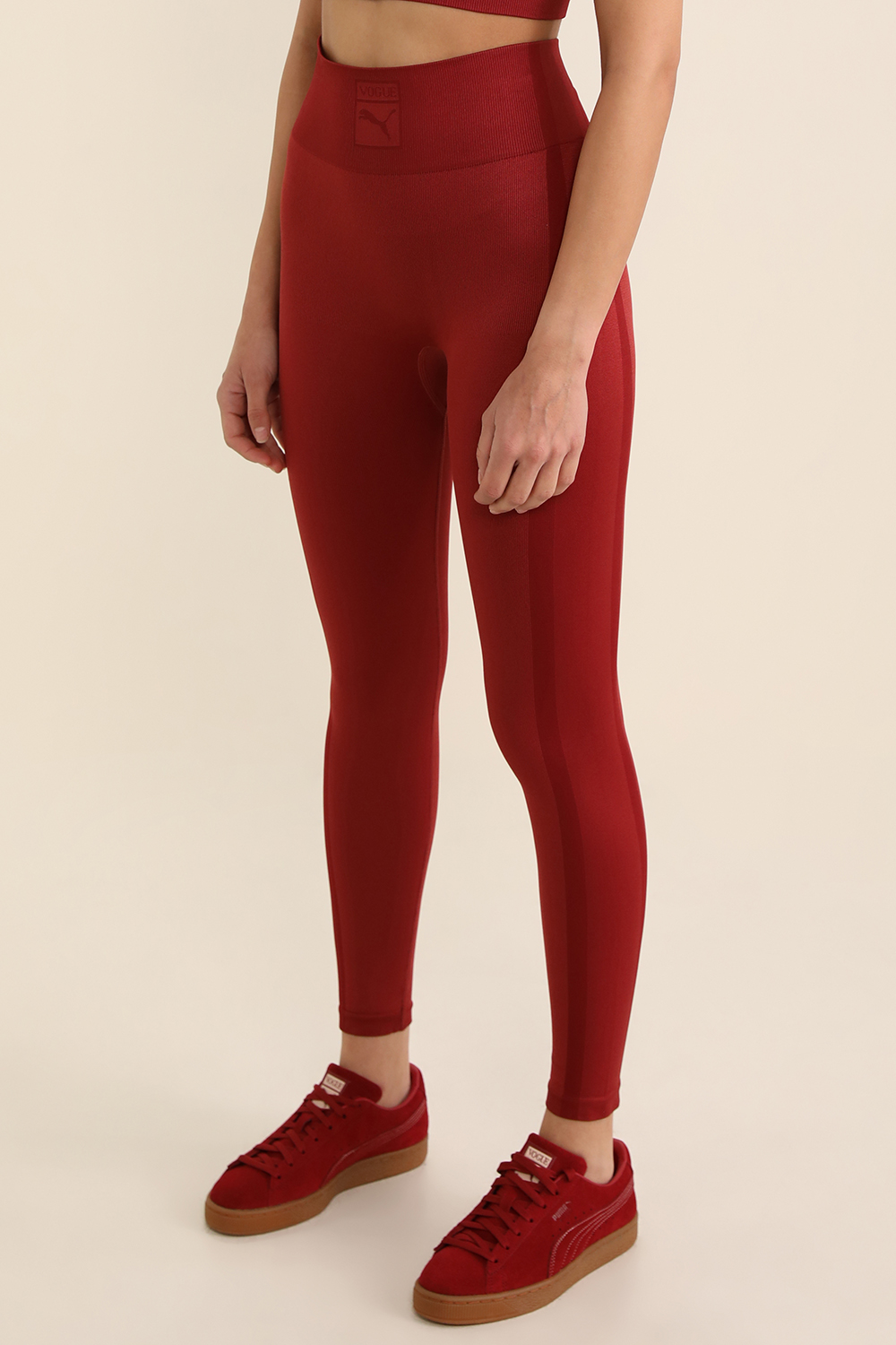 תמונת דוגמן קידמית של פומה X ווג מכנסי טייץ עם הדפס לוגו