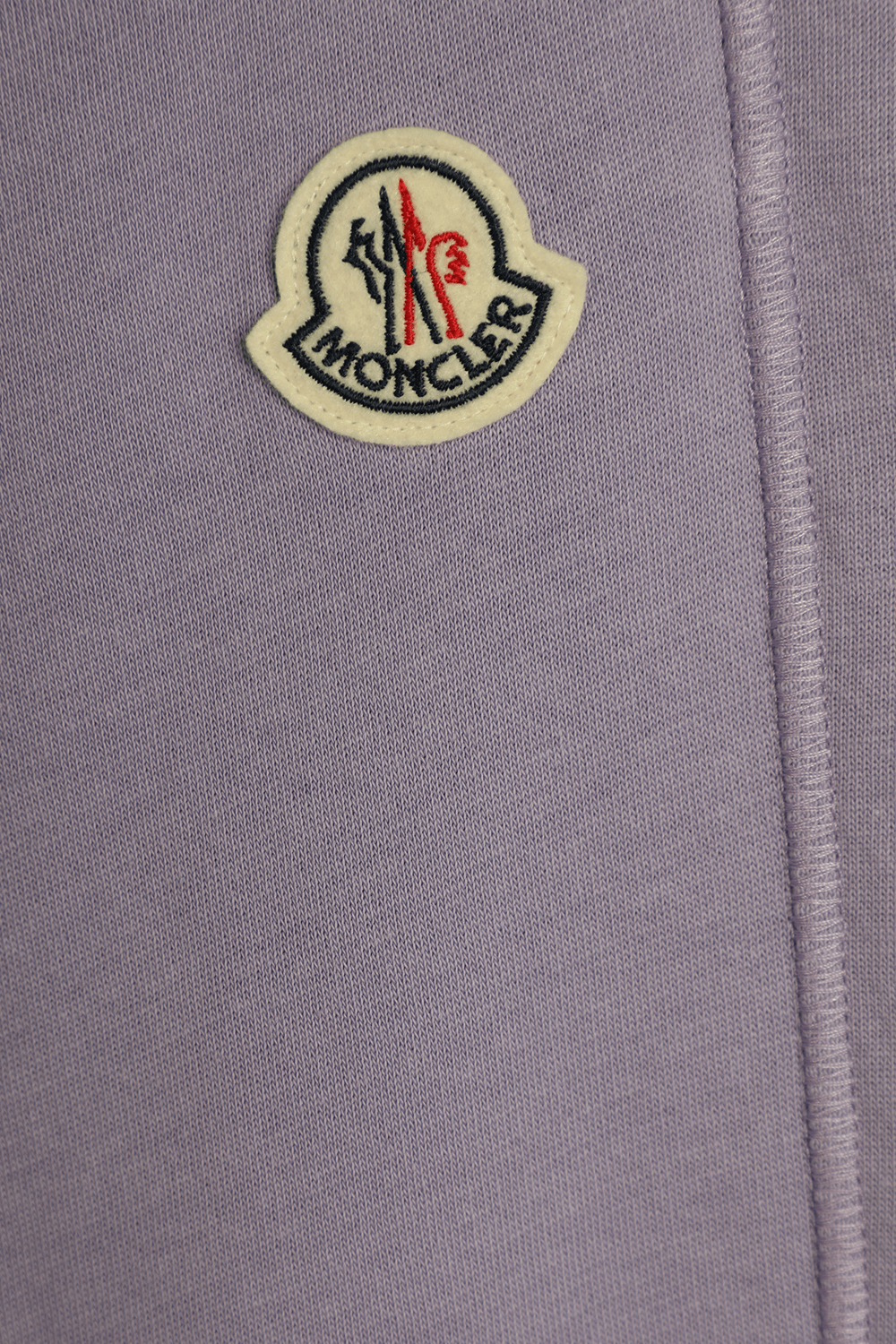 תמונה אחורית של מכנסי טרנינג סגולים עם לוגו