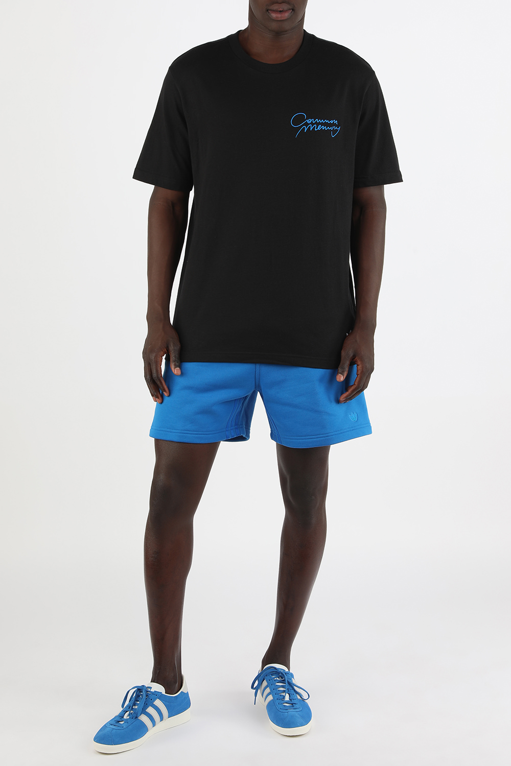 תמונת דוגמן קידמית של קולקציית הגרסה הכחולה של אדידס סניקרס בגווני כחול לבן