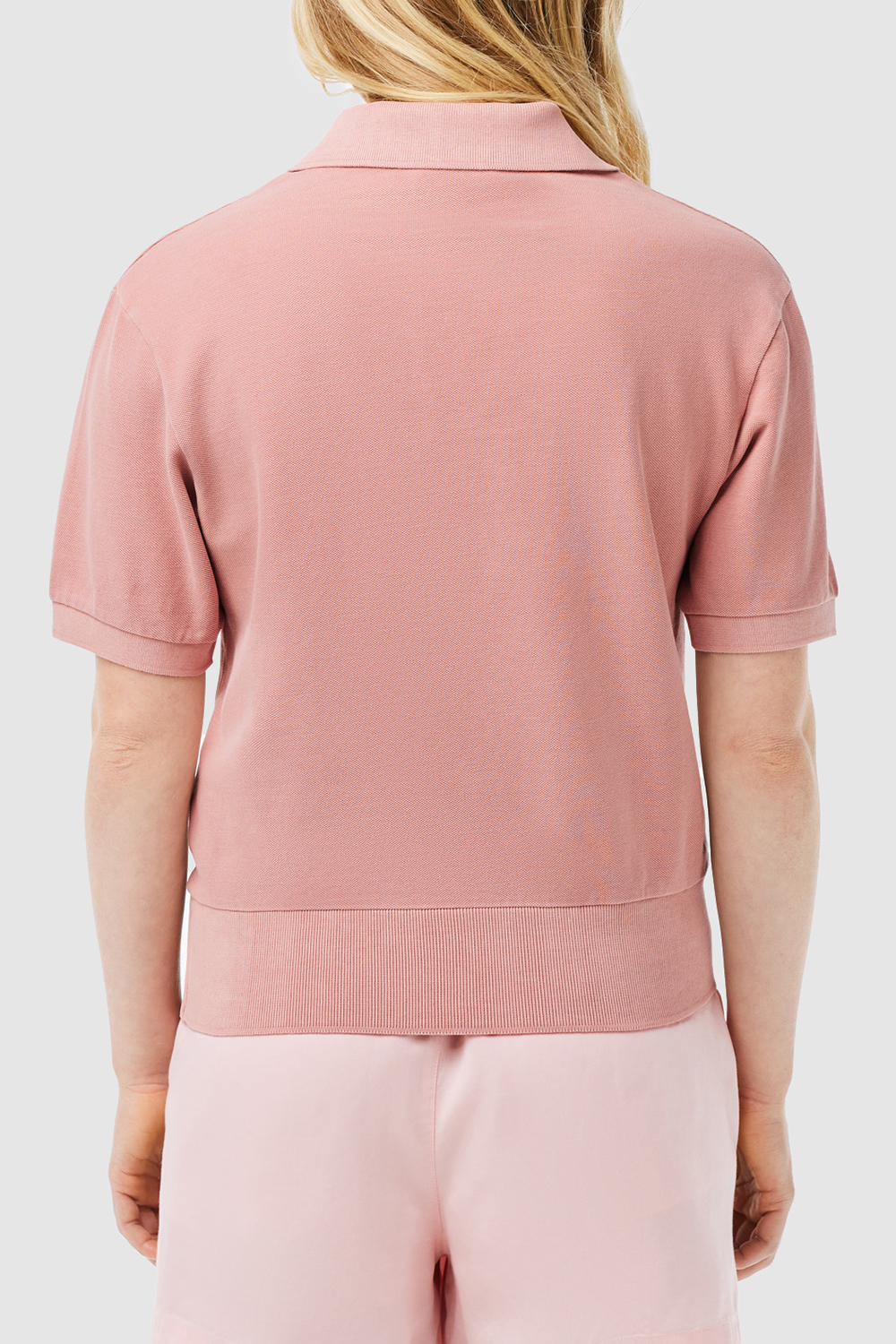 תמונת דוגמן אחורית של חולצת פולו קצרה