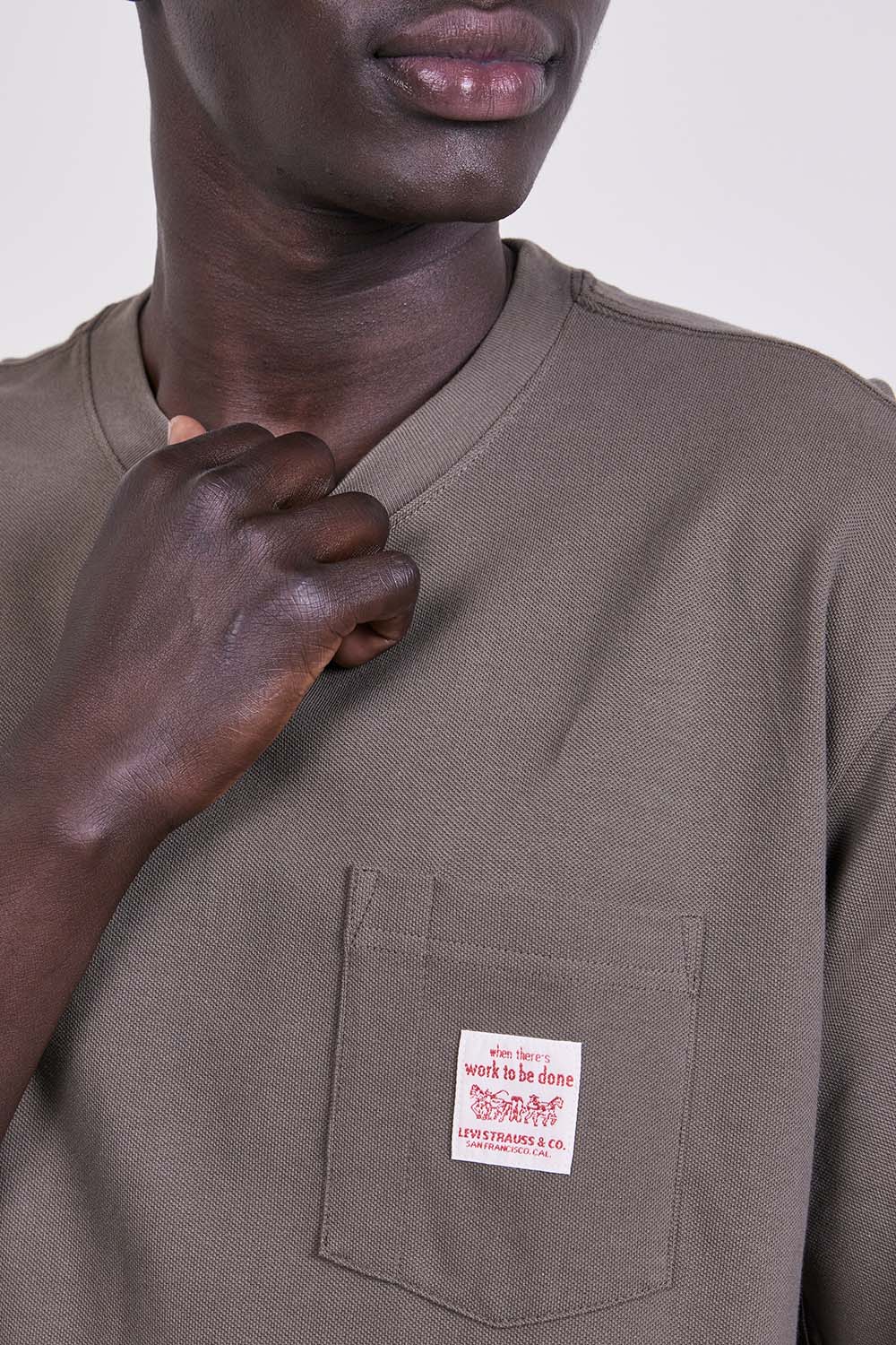 תמונת תקריב דוגמן של חולצת טי אוברסייז