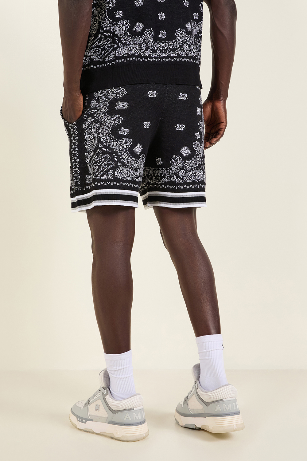 תמונת דוגמן אחורית של מכנסיים קצרים