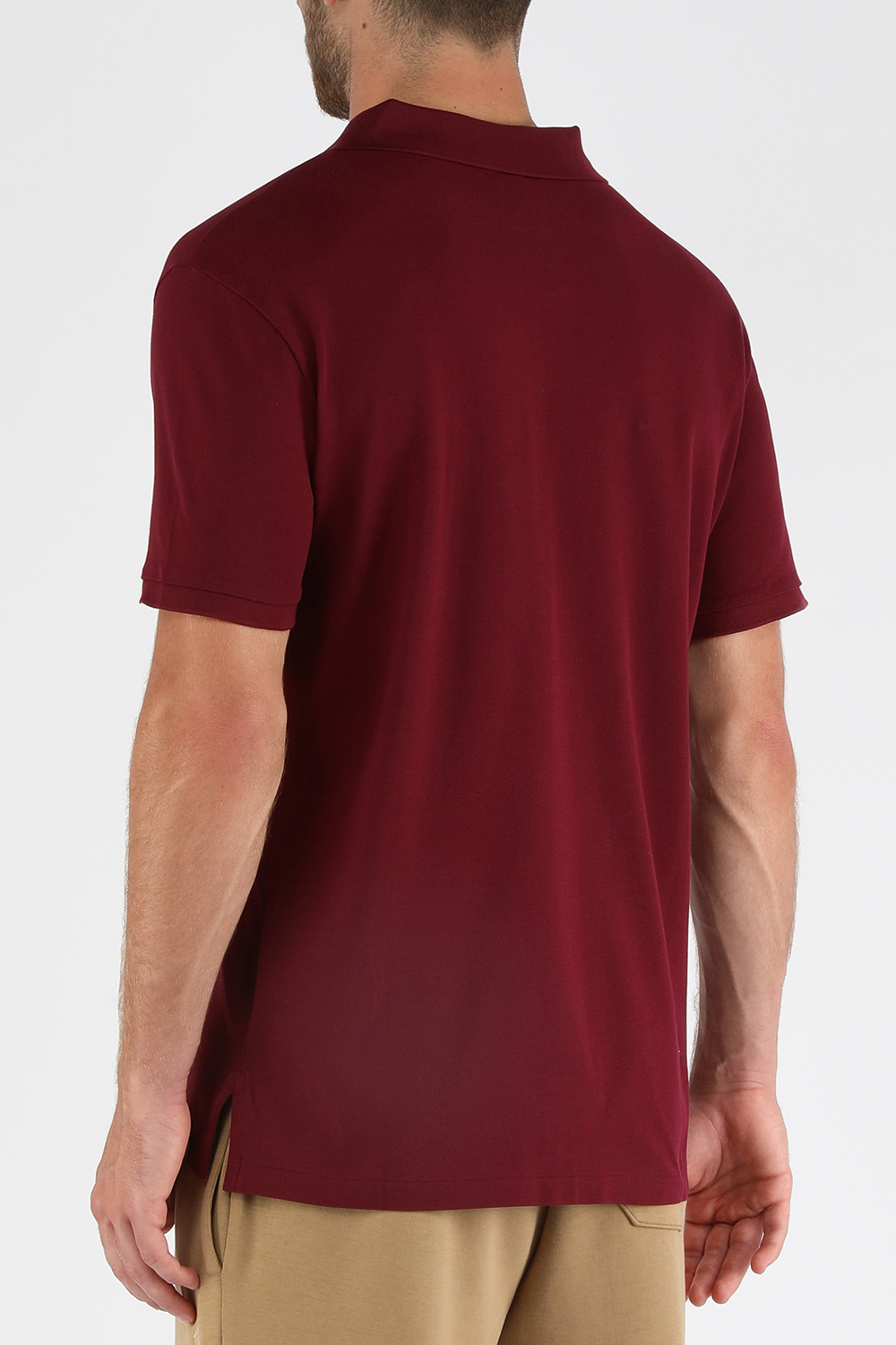 תמונת דוגמן אחורית של חולצת פולו סלים מכותנה עם לוגו רקום