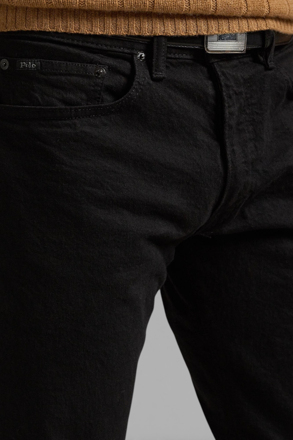 תמונת תקריב דוגמן של מכנסי ג'ינס בגזרת סלים