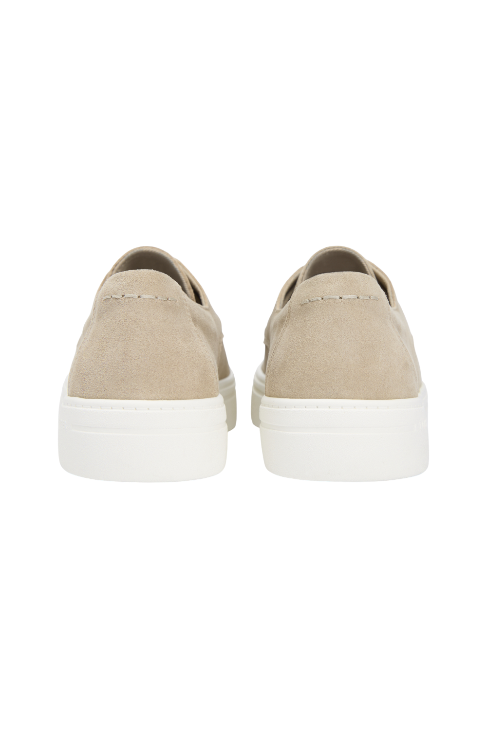 תמונת תקריב של נעלי מוקסינים