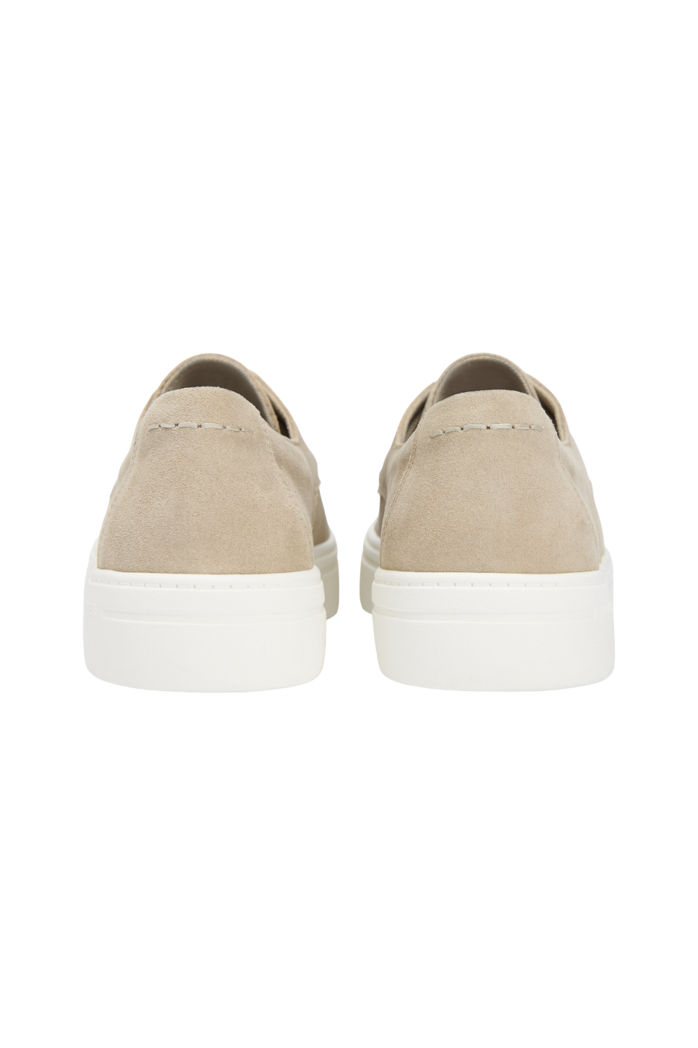 תמונת תקריב של נעלי מוקסינים