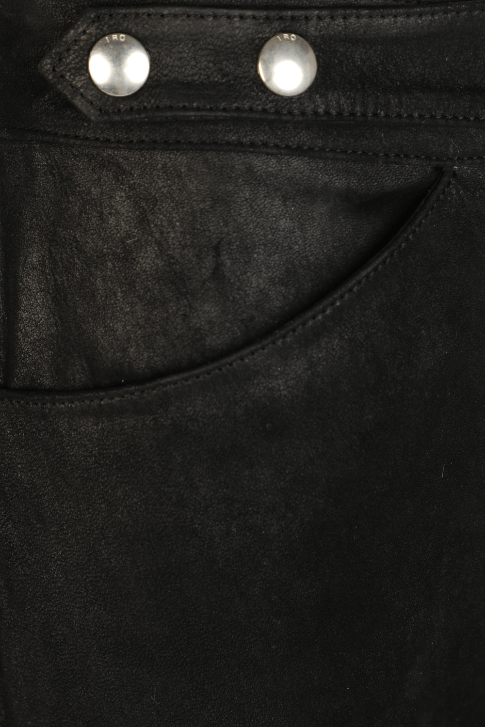 תמונה אחורית של מכנסי עור שחורים ארוכים