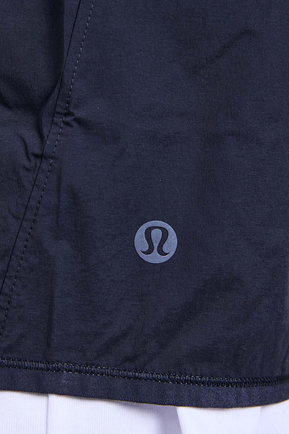 תמונת תקריב דוגמן של Fast and Free Packable Jacket