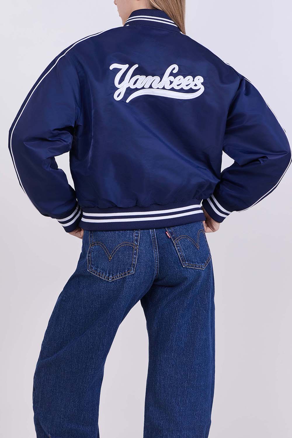 תמונת דוגמן אחורית של מעיל בייסבול