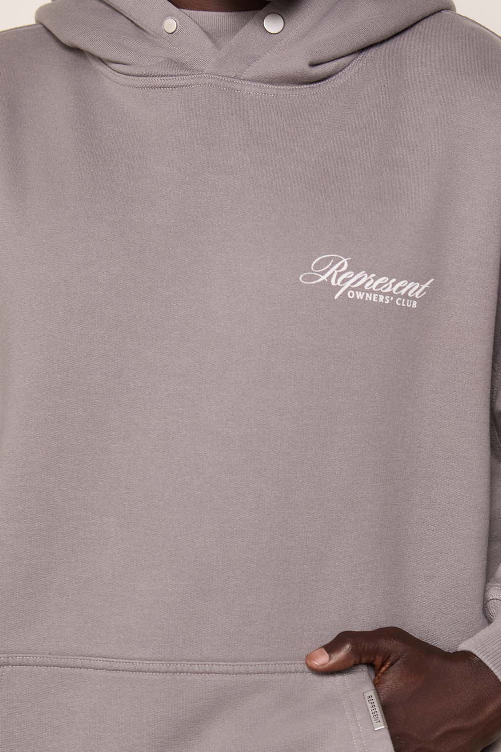 תמונת דוגמן אחורית של סווטשירט קפוצ'ון