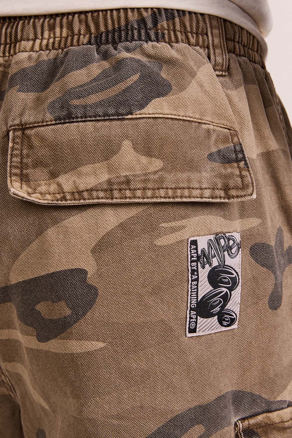 תמונת תקריב דוגמן של מכנסי קרגו בגזרה ישרה