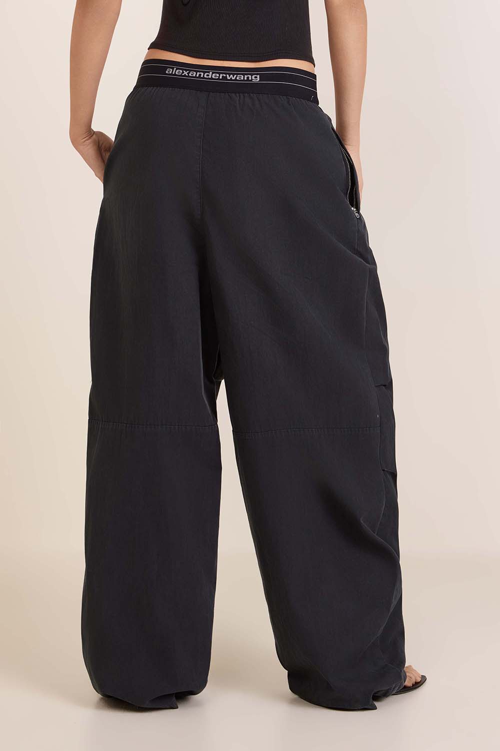 תמונת דוגמן אחורית של מכנסי ג'וג רחבים