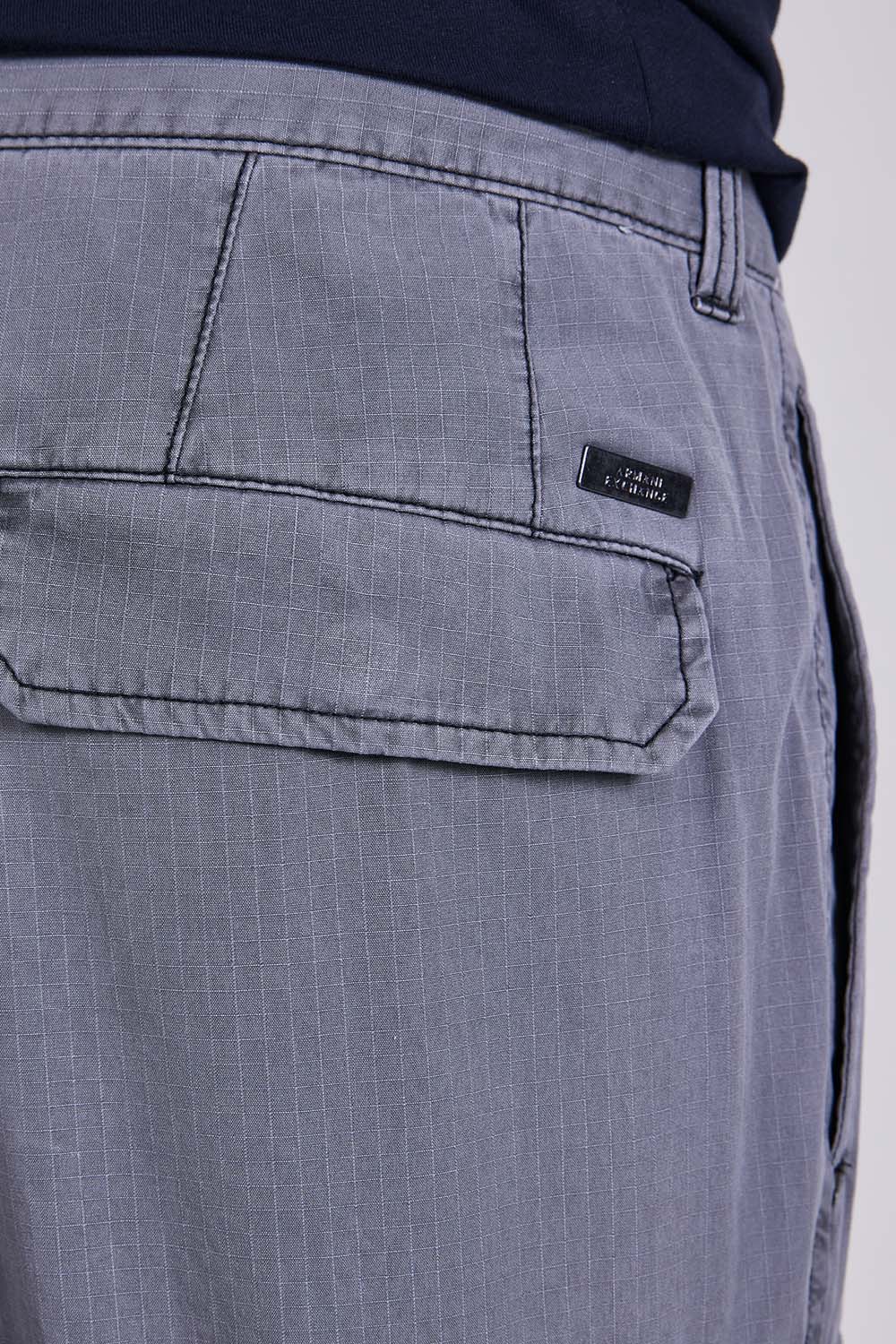 תמונת תקריב דוגמן של מכנסי קרגו בגזרה ישרה