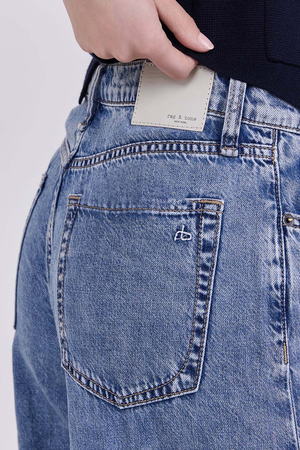 תמונת תקריב דוגמן של מכנסי ג'ינס בגזרה גבוהה