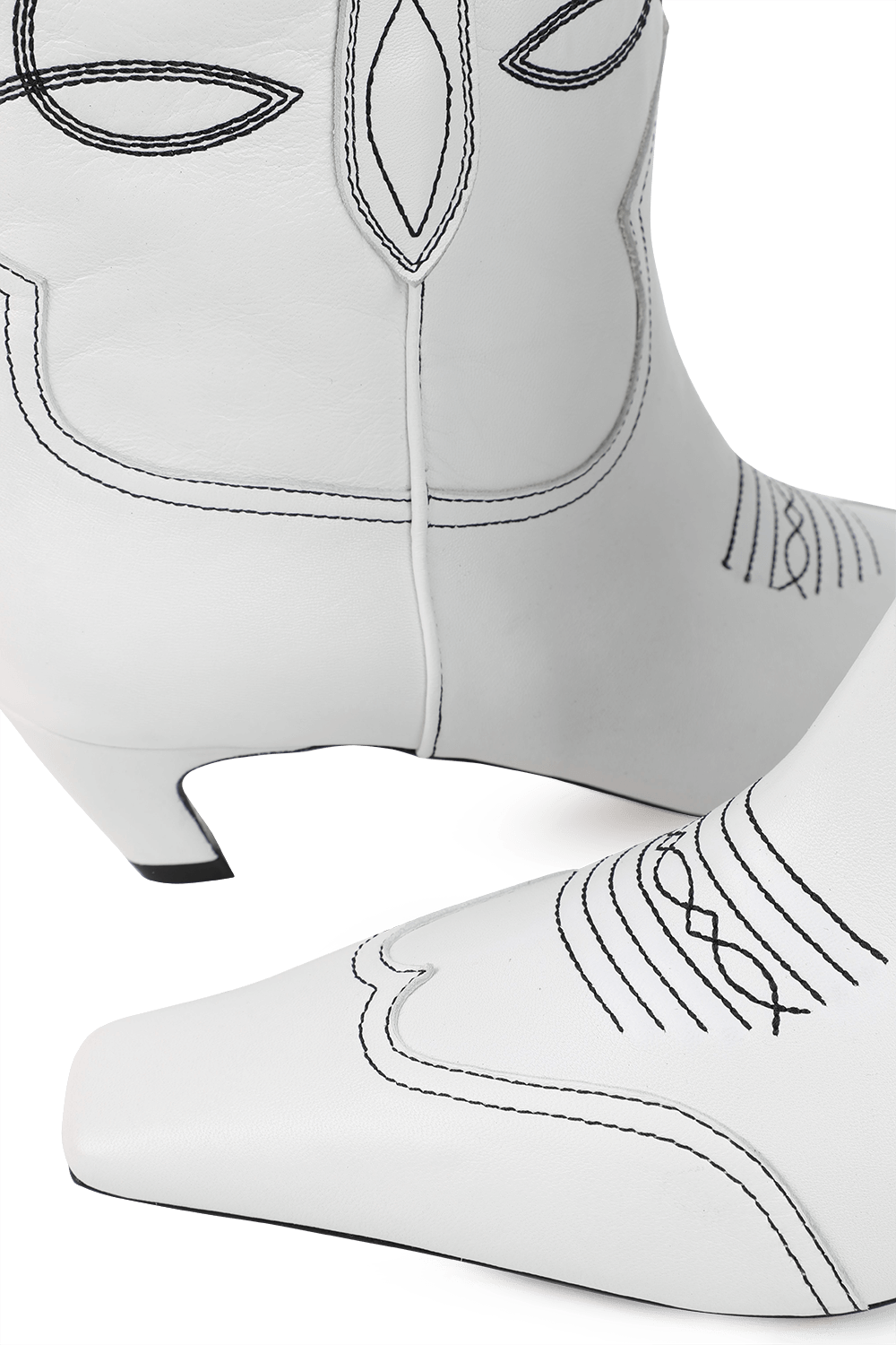 תמונת תקריב של Dallas Ankle Boots in White